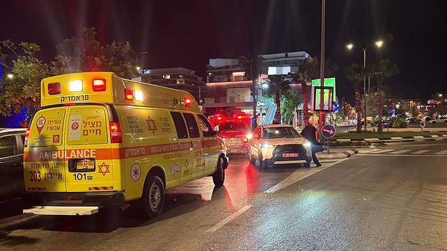 אמבולנס מד"א מחוץ לזירה