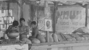 מוכרים בבסטת אבטיחים. 28.6.1975