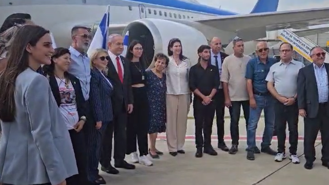 ראש הממשלה בנימין נתניהו ורעייתו שרה נתניהו עם משפחות חטופים, יולי 2024