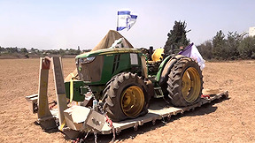 כמעט שנתיים אחרי שנבזז ב-7 באוקטובר: הטרקטור הוחזר מעזה לקיבוץ