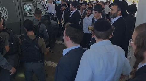 חרדים חוסמים את כביש 443 במחאה על מעצר עריק - שנהג ברכב גנובב