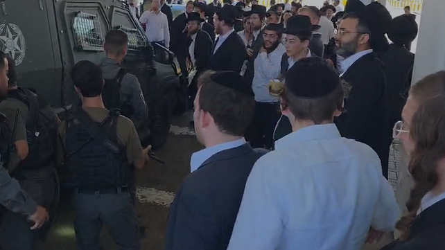 הפגנת חרדים במעבר עופר