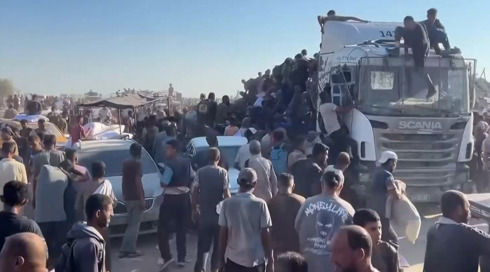 "העזתים במצב טוב מהחטופים": כתב פוקס ניוז דיווח ממתחם חלוקת סיוע בעזה