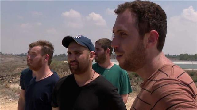 "אתה לא גיבור שרץ עם סכין בין השיניים": לוחמי צוק איתן נזכרים