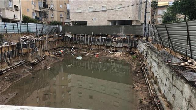 אתר הבנייה בבת ים שהעבודות בו גרמו לסכנת קריסה בבניין השכן