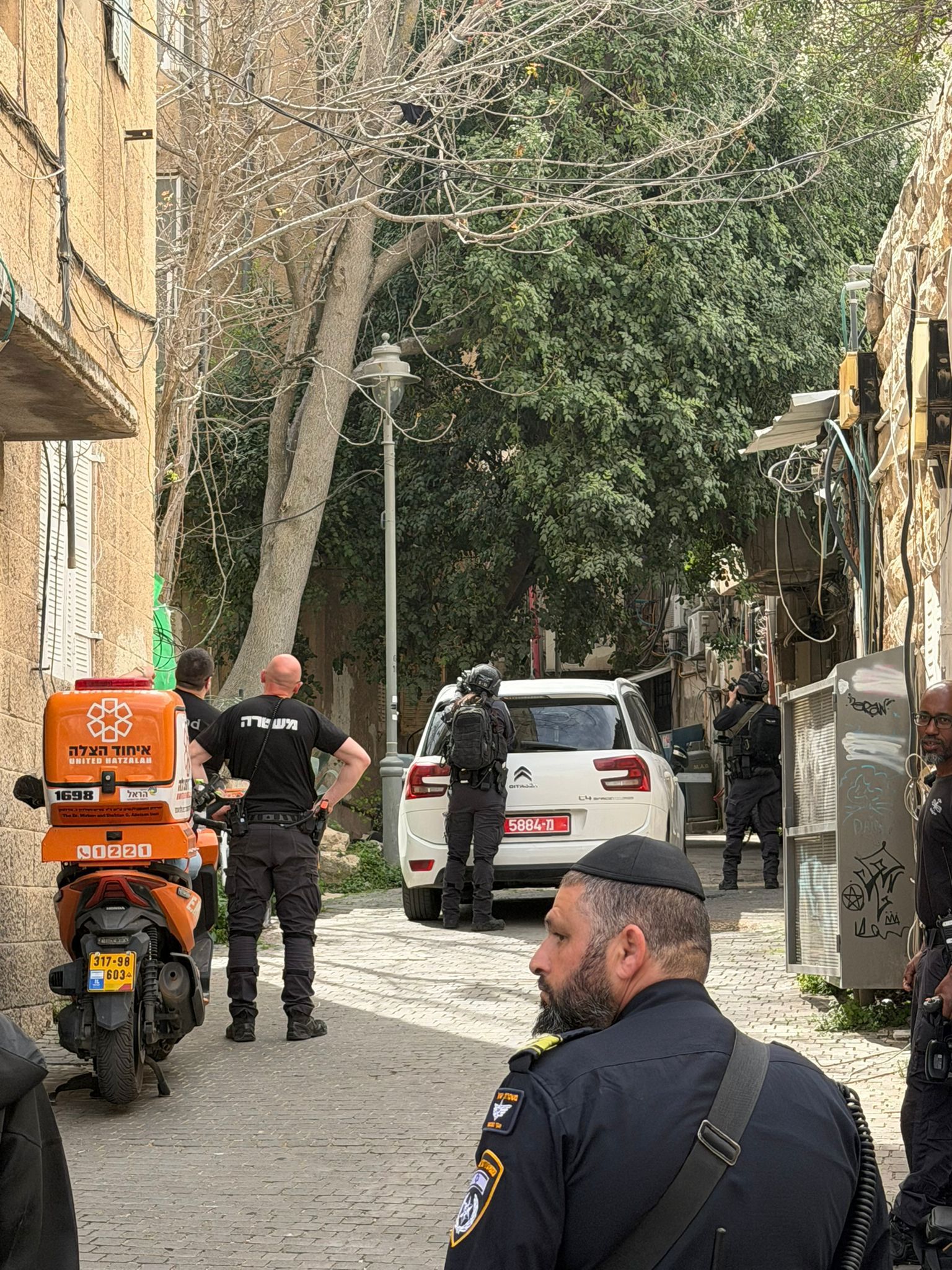 ביתו של החשוד בפלילים אשר מתבצר מפני המשטרה, 15.04.26