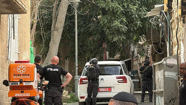 ביתו של החשוד בפלילים אשר מתבצר מפני המשטרה, 15.04.26