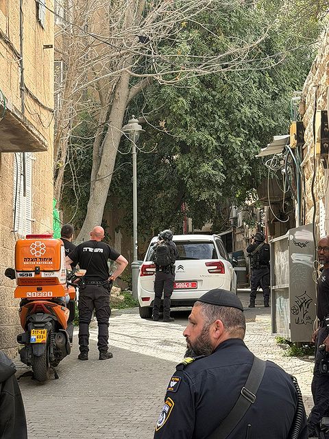 ביתו של החשוד בפלילים אשר מתבצר מפני המשטרה, 15.04.26