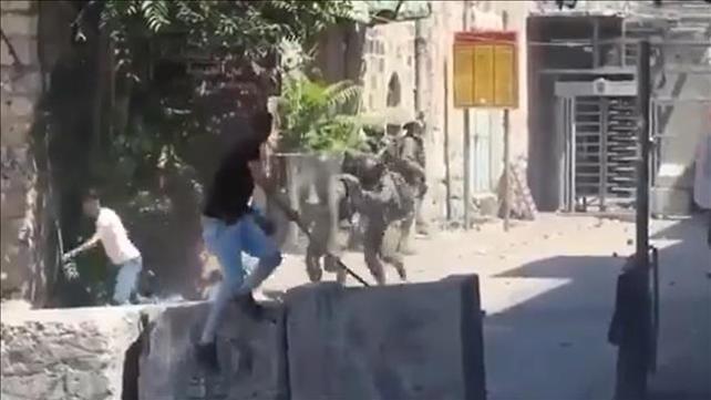 מחבלים מיידים אבנים על חיילים בחברון