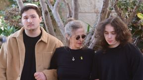 רותי אלאל (במרכז) עם ילדיה יונתן ועומר, הבוקר