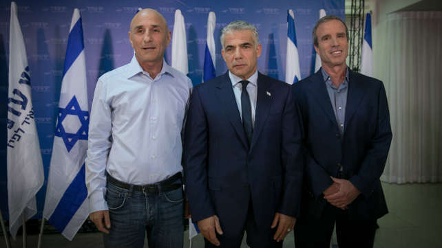 יו"ר יש עתיד, לפיד, בין חברי הכנסת שטרן ושלח
