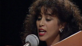 עפרה חזה. 1985