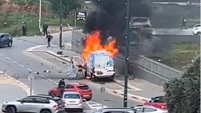 רכב עולה באש בנתניה