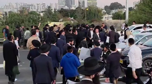 הפגנת הפלג הירושלמי: כביש 4 חסום כבר שעתיים, נוסעים הורדו מהרכבת הקלה