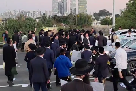 מפגינים חרדים מהפלג הירושלמי חוסמים את כביש 4 במחאה נגד הגיוס לצה