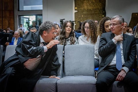 יריב לוין ויצחק עמית בבית הנשיא, אפריל 2025 צילום: חיים גולדברג/פלאש90
