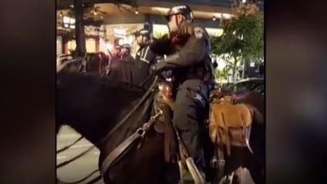 שוטר מצליף במפגין בהפגנה ברעננה
