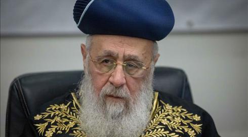 הרב הראשי יצחק יוסף עוקץ את אהרן ברק: "לא מבין שום דבר"