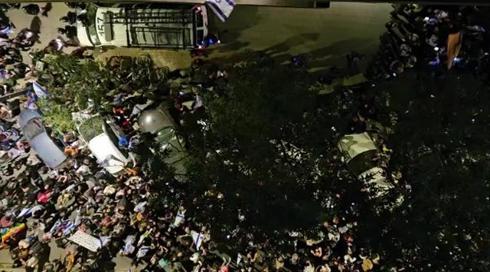 מאות שוטרים מול אלפי מפגינים: שרה נתניהו חולצה מהמספרה בת"א
