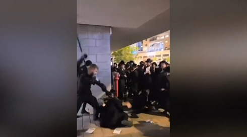 קיבלו אישור? שוטרים היכו באלות מפגינים חרדים בבית שמש