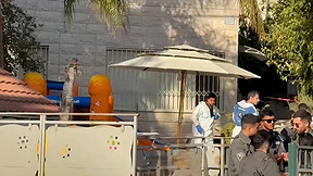 השכן פרץ לבית ודקר את הילדים: ילד בן 7 נרצח ובן דודו נפצע קשה בבית שמש