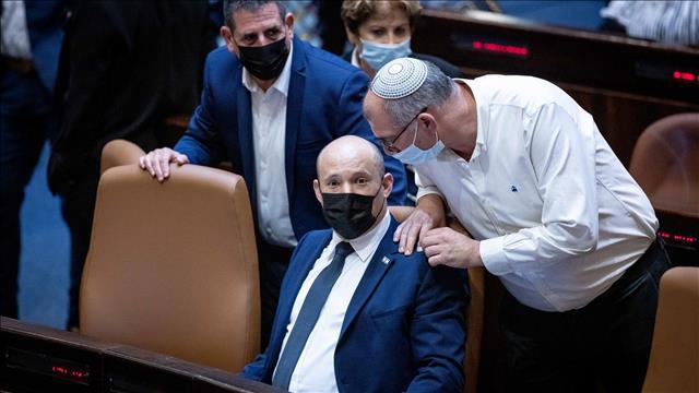 ניר אורבך במליאה עם רה"מ בנט