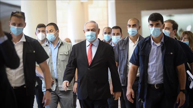 נתניהו עושה דרכו לישיבת סיעת הליכוד, 25 במאי 2020