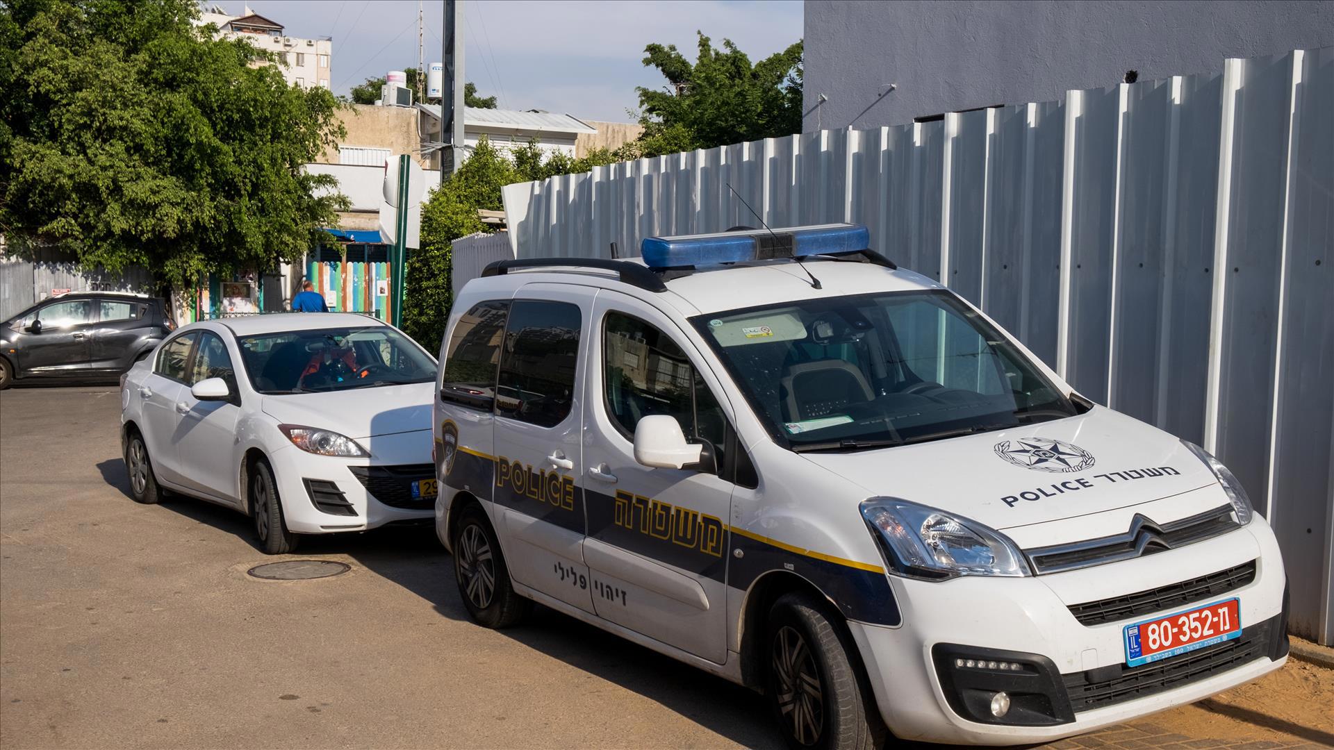 ניידות משטרה ליד גן ילדים בפתח תקווה