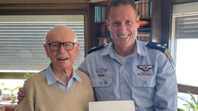 מפקד חיל האוויר לשעבר אלוף (בדימוס) דן טולקובסקי עם אלוף תומר בר
