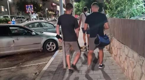 חשד: תקפו גבר והרגו את כלבו בבעיטות
