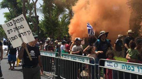 אבוקות עשן הונחו בקרבת ביתו של רה"מ בקיסריה - לא היו נפגעים