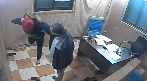 תלויים בשרשראות מהתקרה, מושפלים ומוכים: התעללות חמאס בעזתים שהתנגדו למשטר