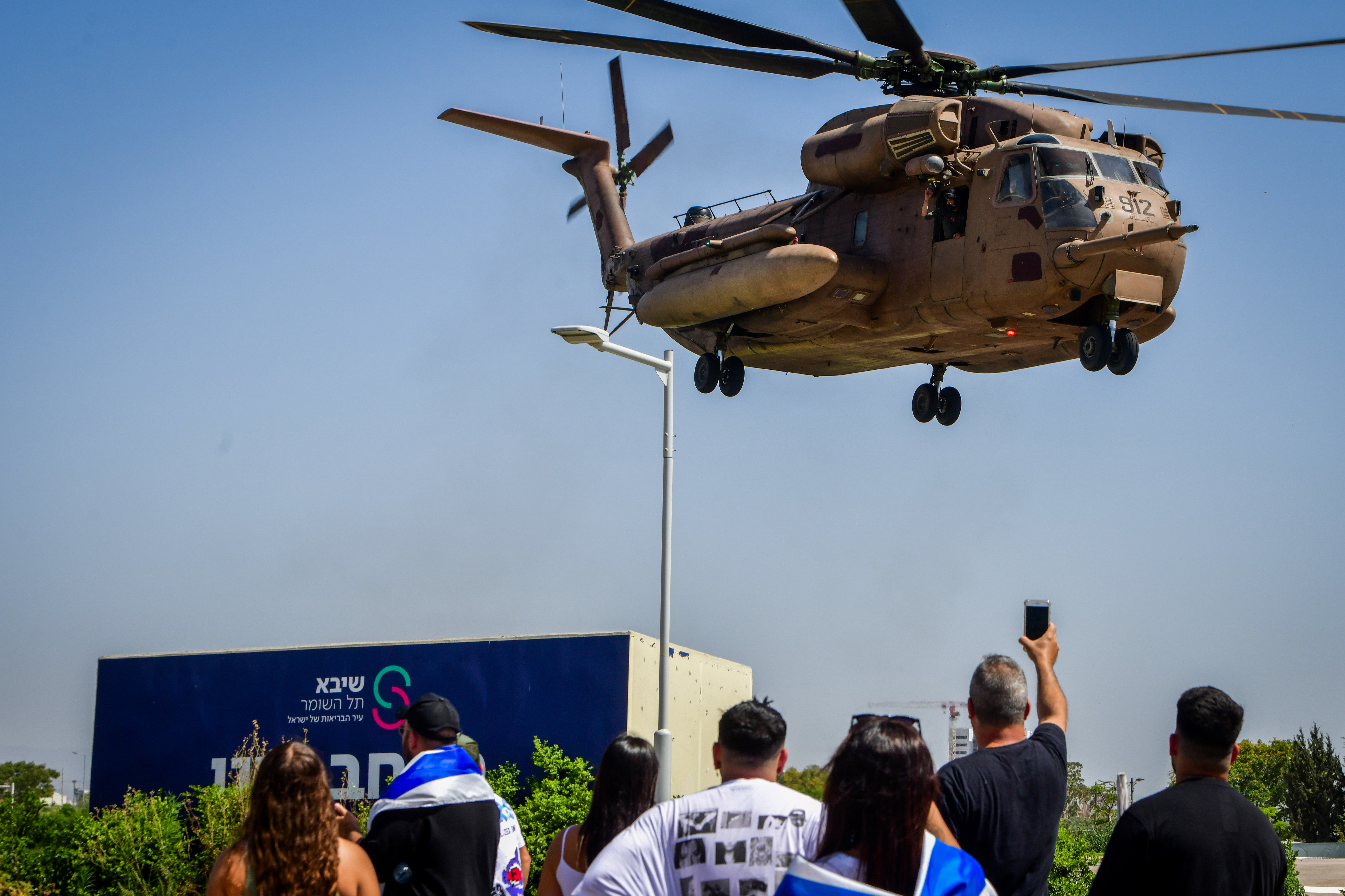מסוק צבאי עם המשוחררים מהשבי נוחת במרכז הרפואי שיבא, יוני 2024