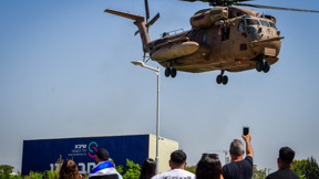 מסוק צבאי עם המשוחררים מהשבי נוחת במרכז הרפואי שיבא, יוני 2024