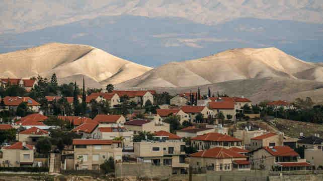 בתים במעלה אדומים, בתחילת השנה