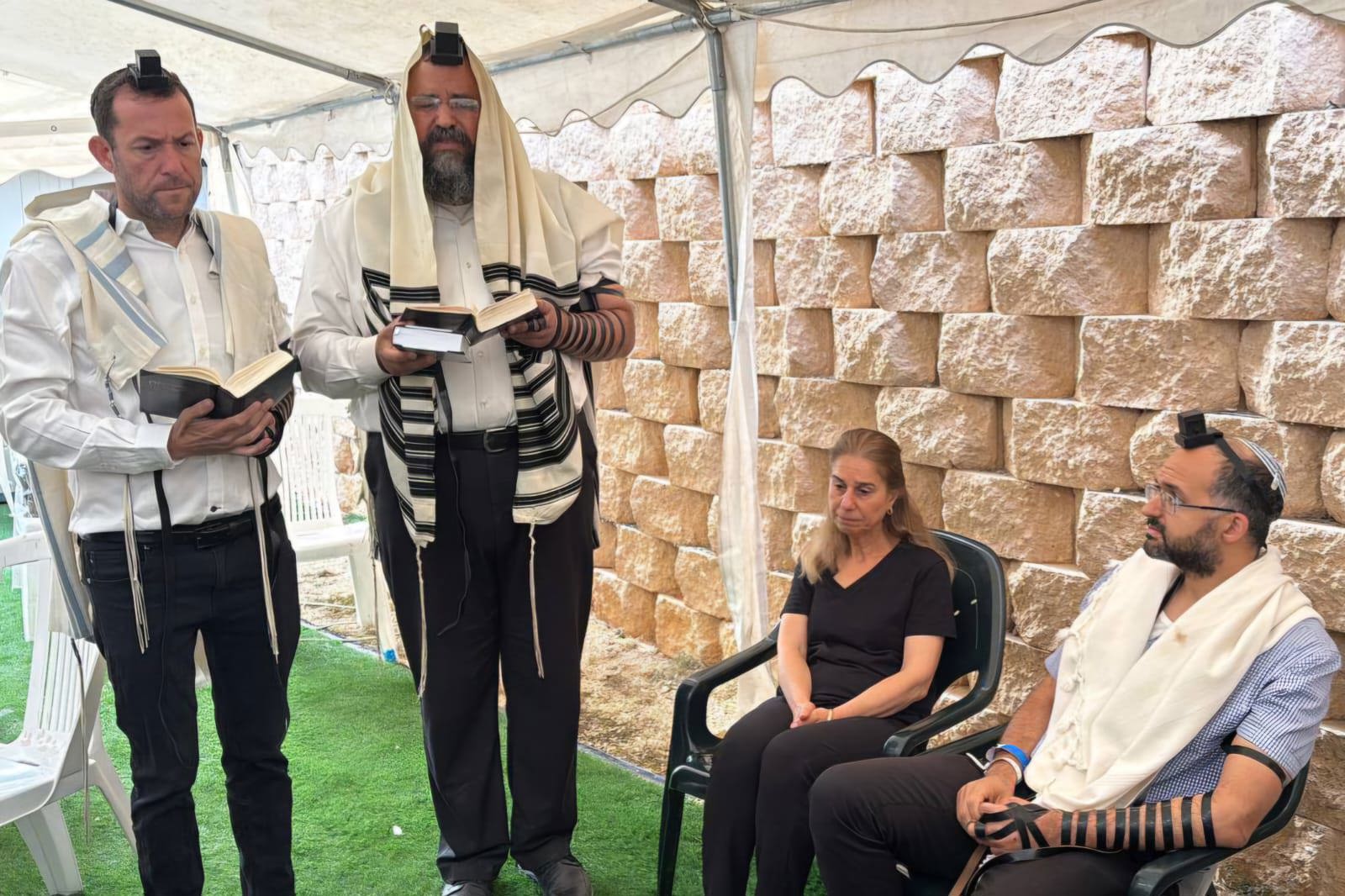 בעלה של צאלה גז בטקס חשיפת שם התינוק