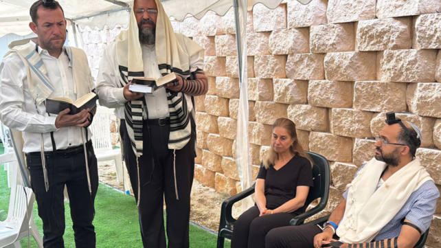בעלה של צאלה גז בטקס חשיפת שם התינוק