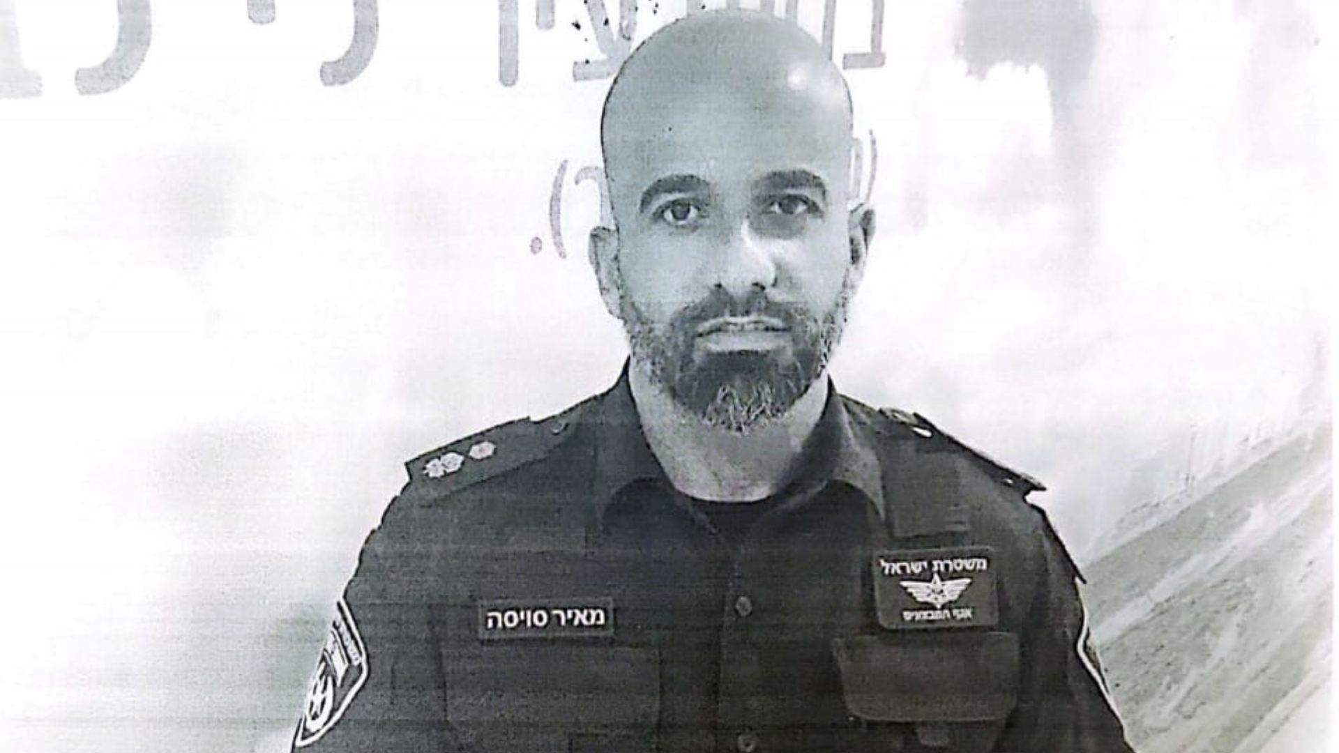 רב פקד מאיר סוויסה עוטה דרגות סנ"צ 