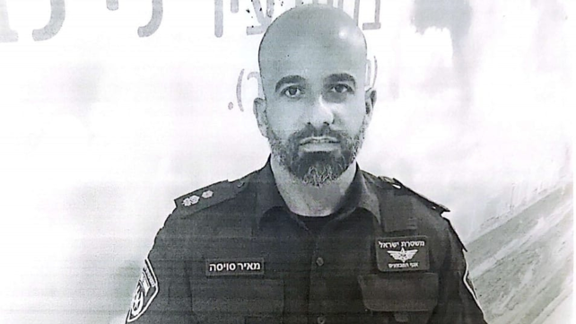 רב פקד מאיר סוויסה עוטה דרגות סנ"צ 