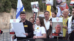 מתפללים לפריצת דרך: משפחות החטופים נושאות עיניים לפגישה של נתניהו וטראמפ