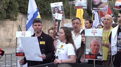 מתפללים לעסקה: משפחות החטופים נושאות עיניים לפגישה של נתניהו וטראמפ