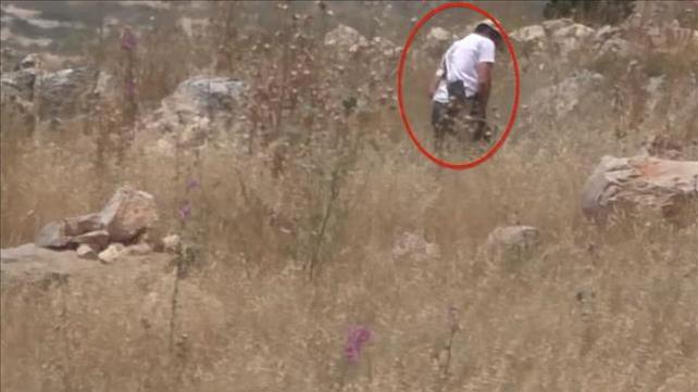 תיעוד לוחם מצית שריפה ליד הכפר הפסלטיני אל בורין