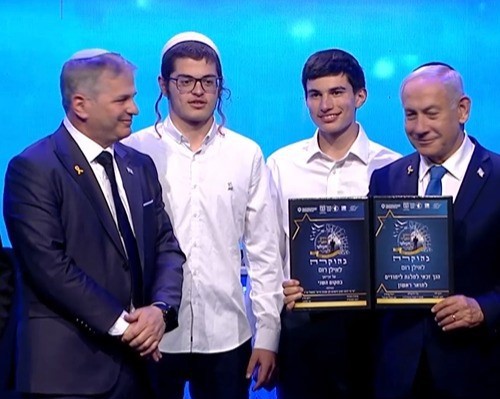 רה"מ נתניהו והשר קיש עם הזוכים המקום הראשון והשני בגמק חידון התנ"ך העולמי לנוער לשנת תשפ"ה