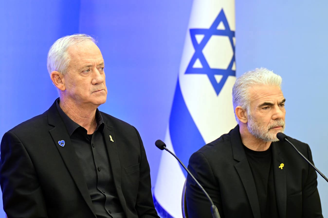 בני גנץ לצד יאיר לפיד, בהצהרה המשותפת על החשדות בלשכת נתניהו