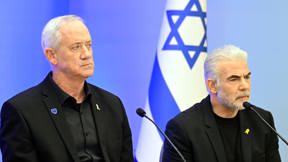 בני גנץ לצד יאיר לפיד, בהצהרה המשותפת על החשדות בלשכת נתניהו