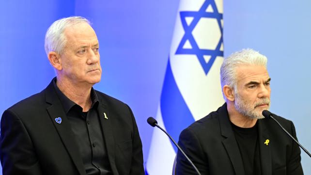 בני גנץ לצד יאיר לפיד, בהצהרה המשותפת על החשדות בלשכת נתניהו