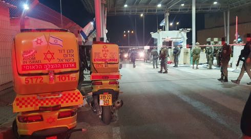 שני אנשי כוחות ביטחון נפצעו באורח בינוני בפיגוע דקירה