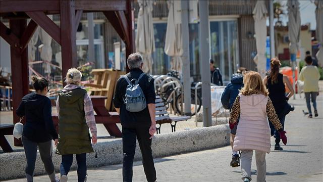 מטיילים בטיילת בתל אביב על אף הנחיות משרד הבריאות