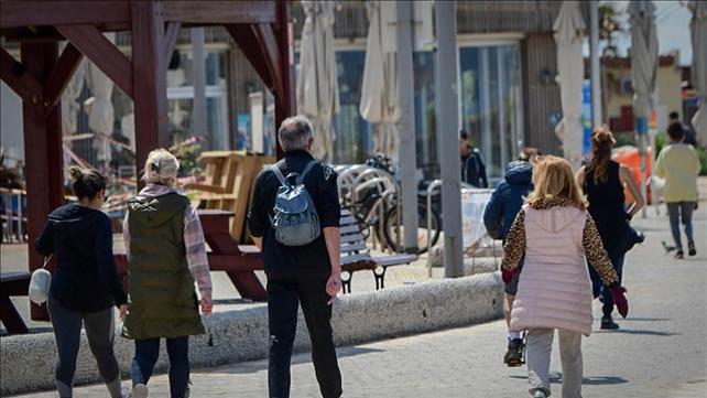 מטיילים בטיילת בתל אביב על אף הנחיות משרד הבריאות