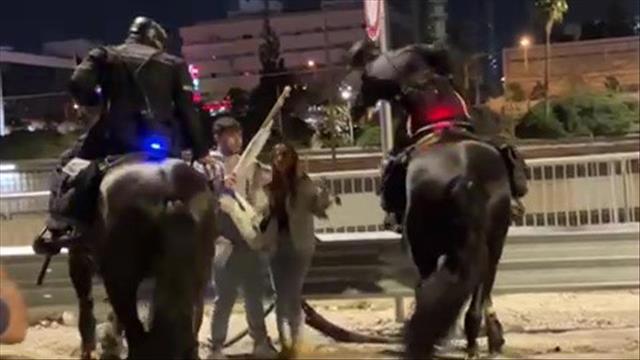 תיעוד מההפגנה בת"א: פרש משטרתי מכה מפגינה באלה